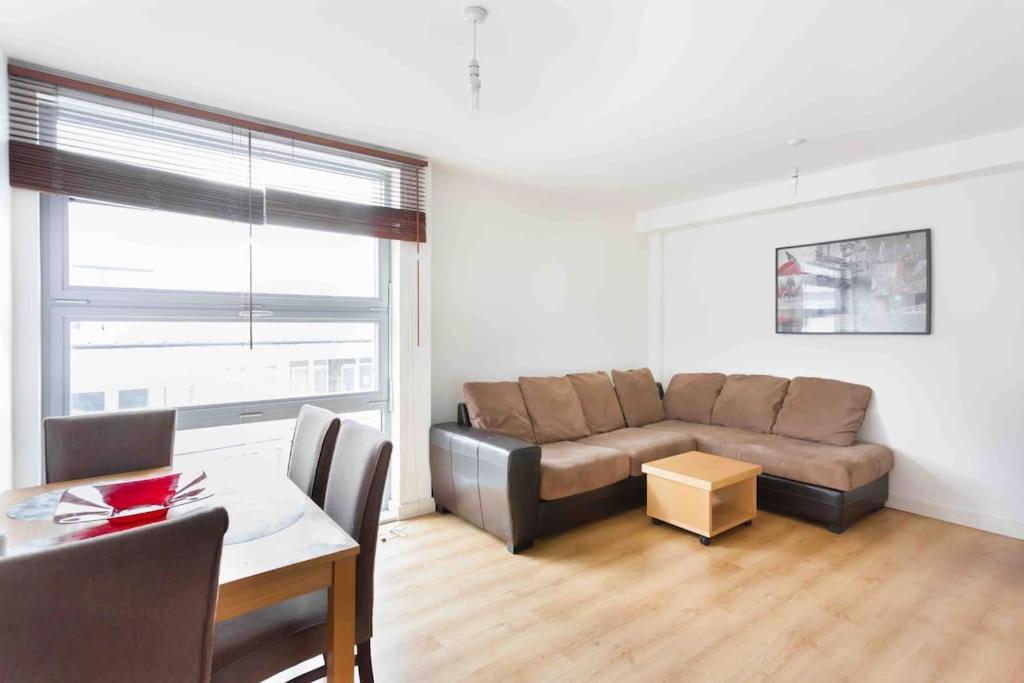 Spacious 2 Bedroom In Near Tube London