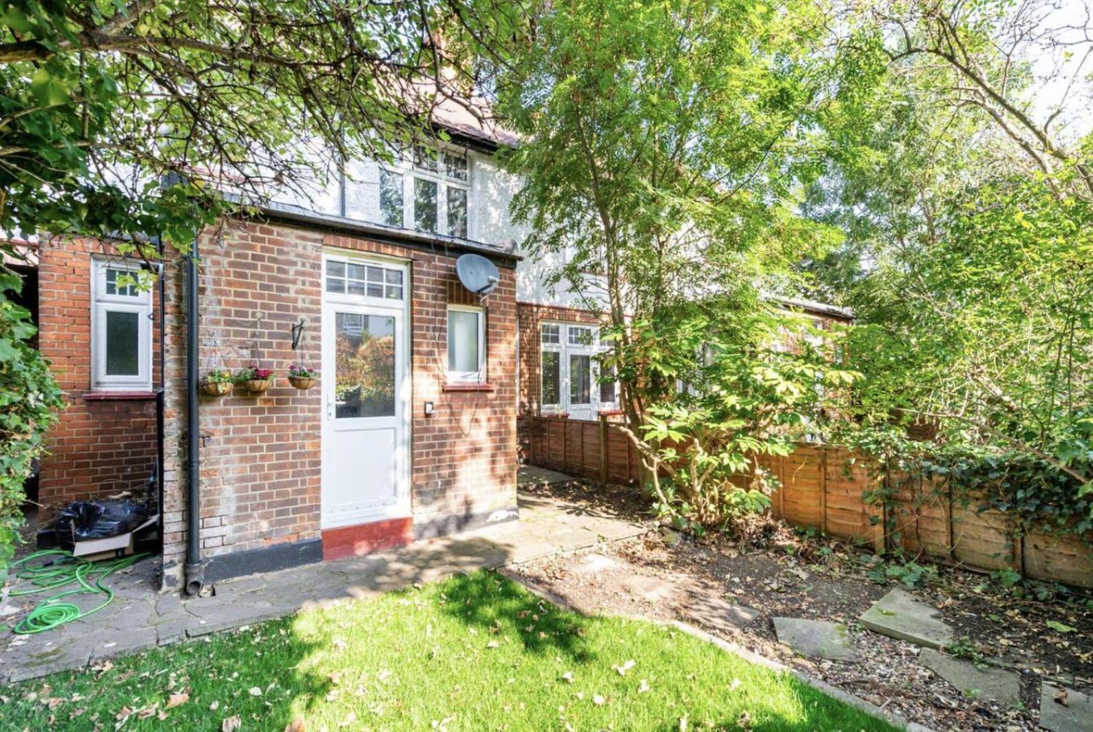 Apartment Beautiful 1-bed With Garden In *
