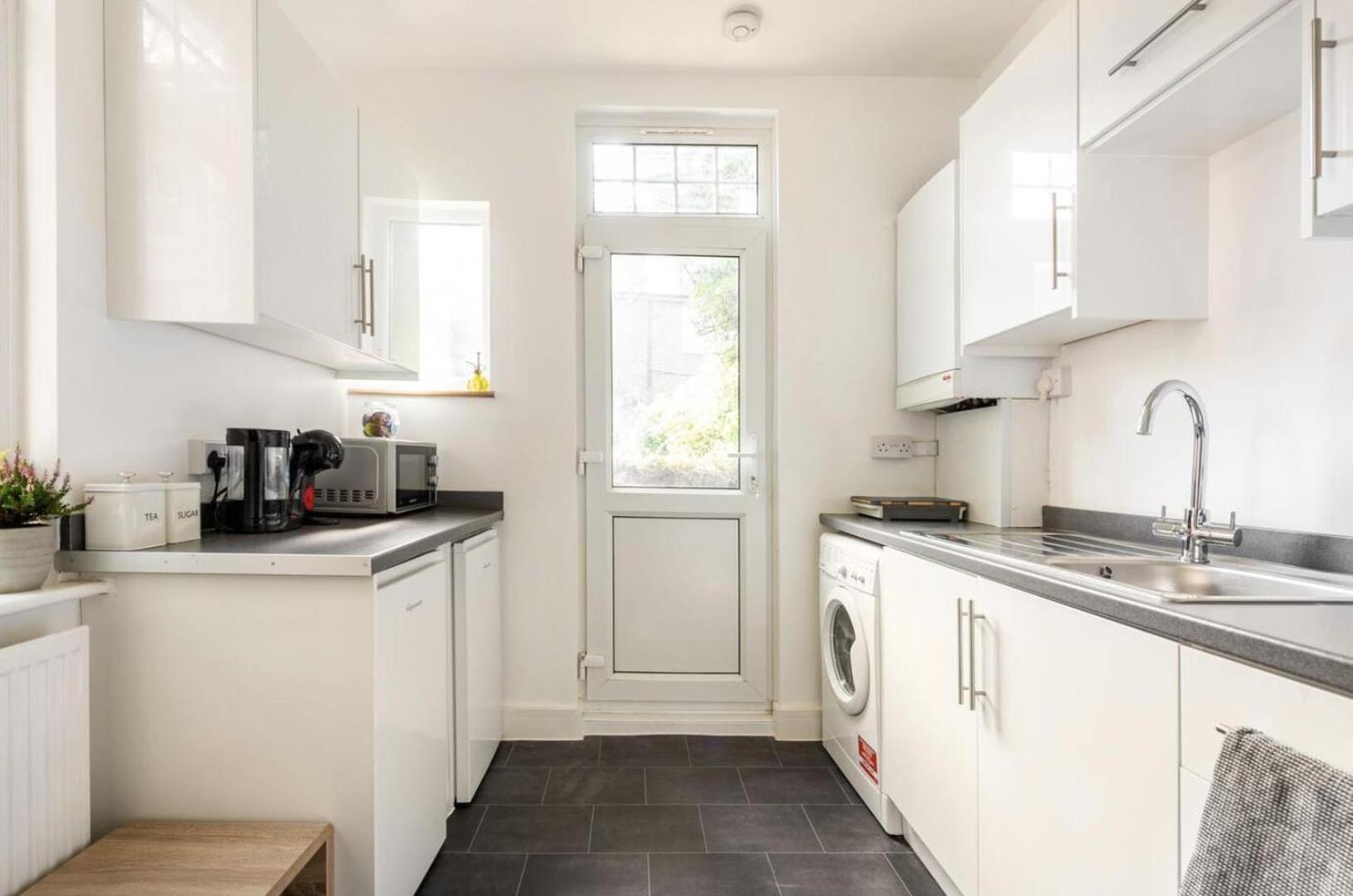 Apartment Beautiful 1-bed With Garden In *
