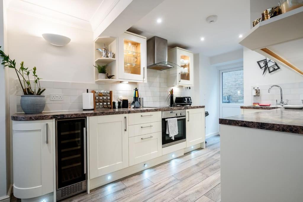 Spacious, Bright & Cosy ~ Ideal Victoria Location! Villa
