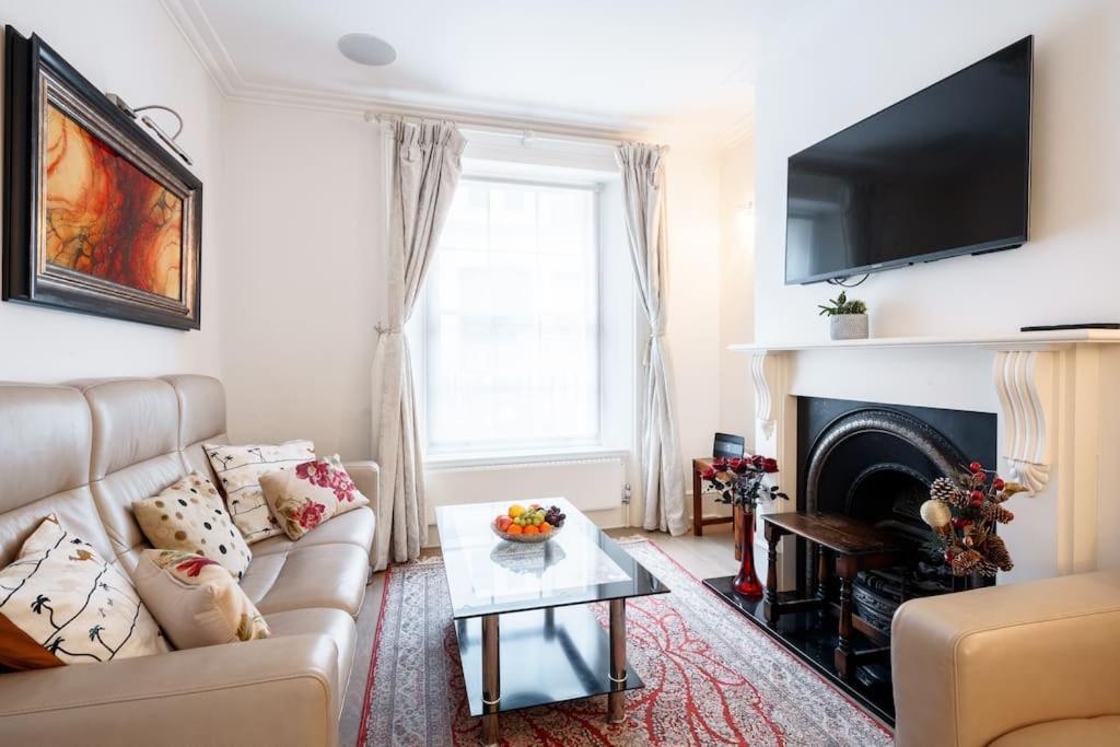Villa Spacious, Bright & Cosy ~ Ideal Victoria Location! Londen