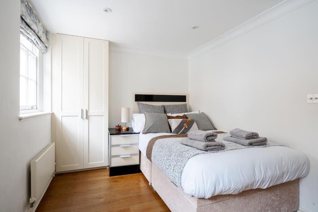 Spacious, Bright & Cosy ~ Ideal Victoria Location! Londen