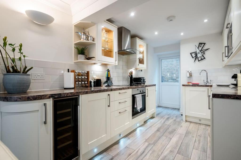 Villa Spacious, Bright & Cosy ~ Ideal Victoria Location! Londen