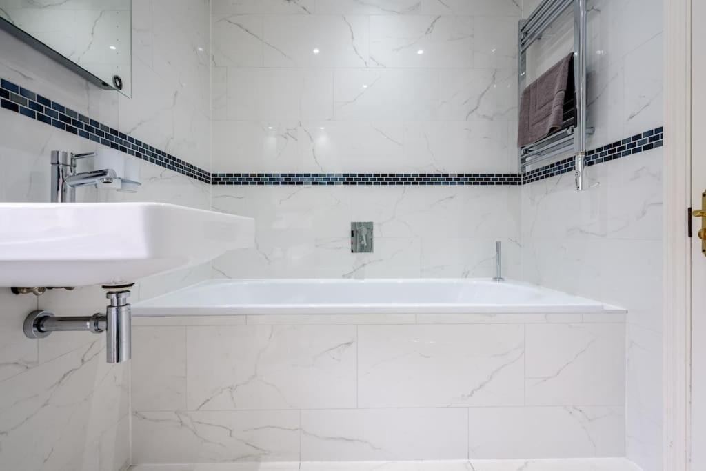 Spacious, Bright & Cosy ~ Ideal Victoria Location! *