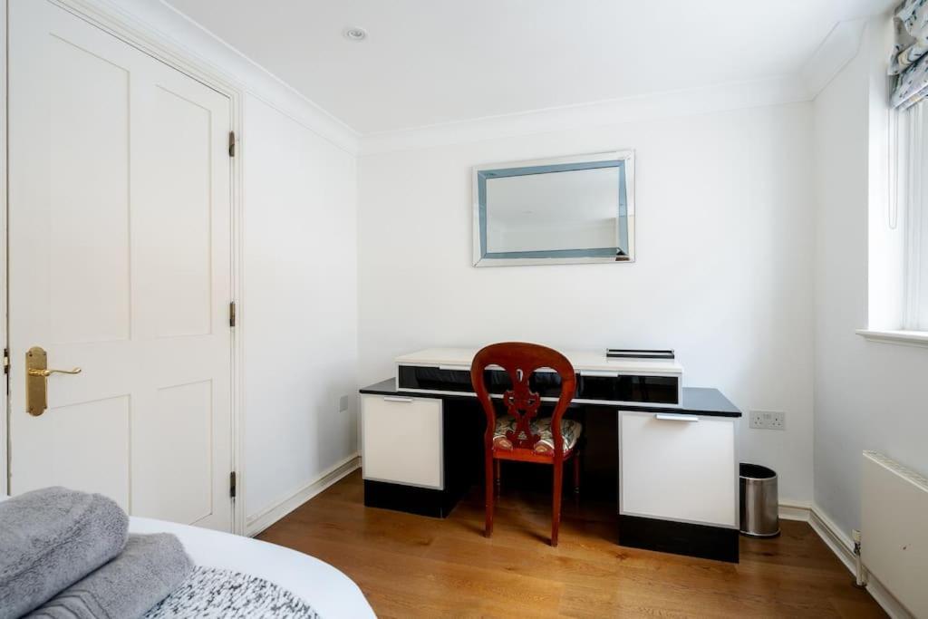 Spacious, Bright & Cosy ~ Ideal Victoria Location! Villa *