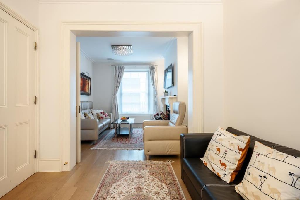Spacious, Bright & Cosy ~ Ideal Victoria Location! * Londen