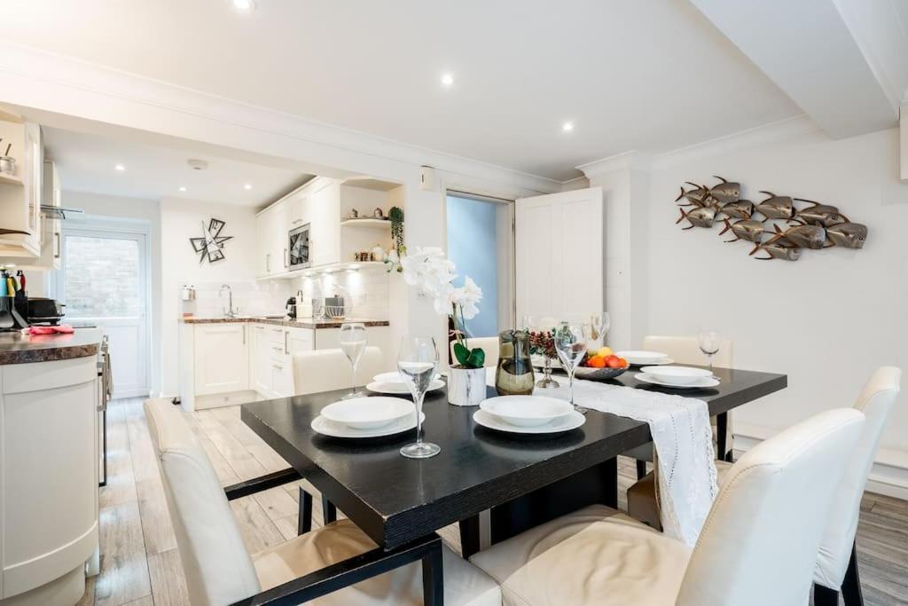 Spacious, Bright & Cosy ~ Ideal Victoria Location! Londen
