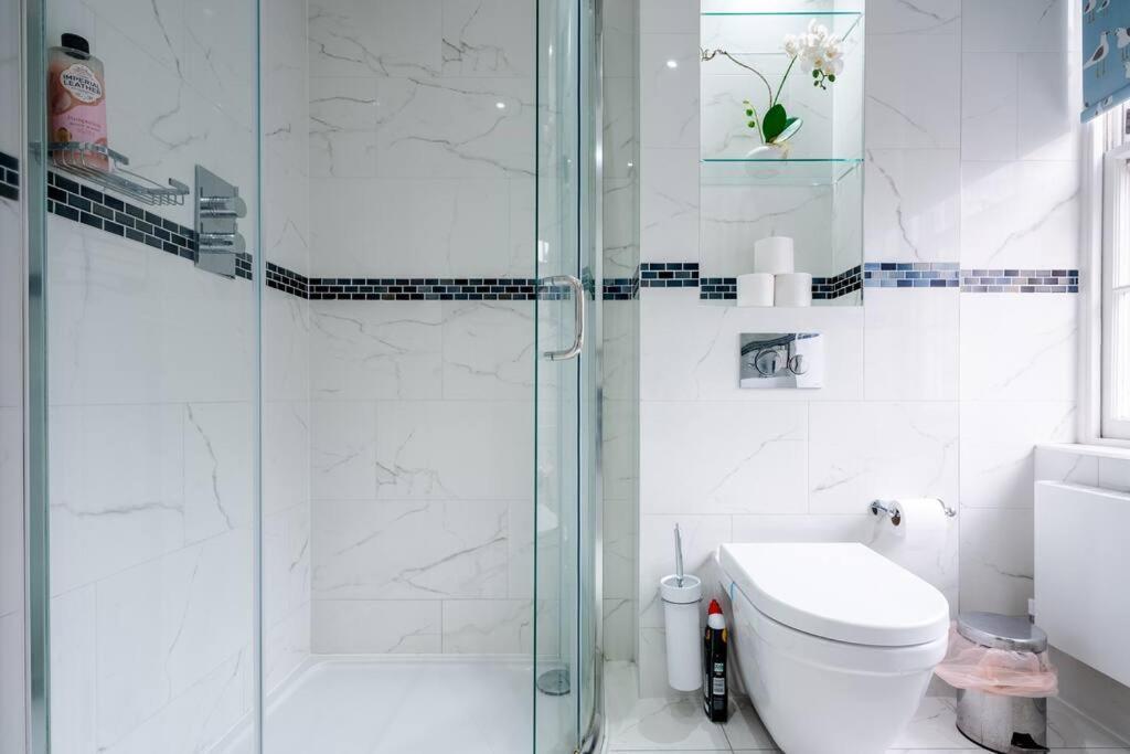 Spacious, Bright & Cosy ~ Ideal Victoria Location! *