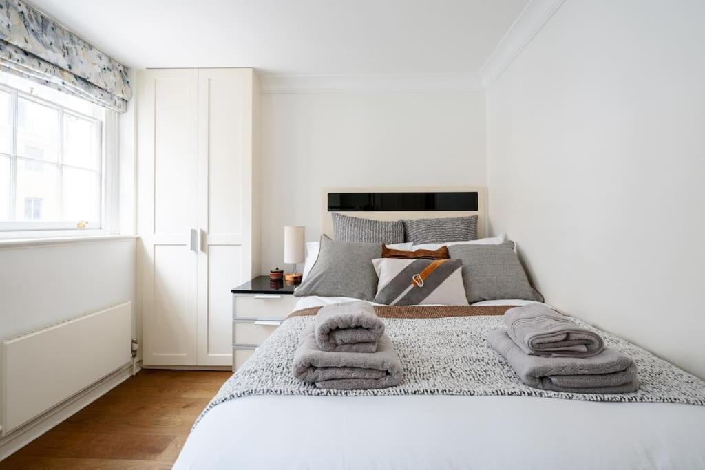 Villa Spacious, Bright & Cosy ~ Ideal Victoria Location! Londen