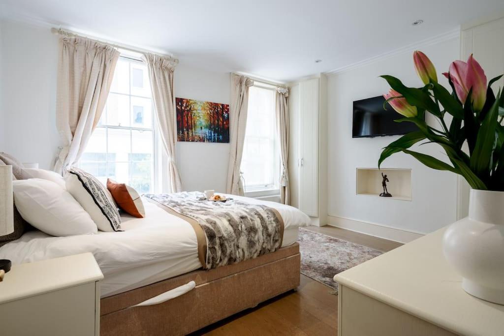 Villa Spacious, Bright & Cosy ~ Ideal Victoria Location!