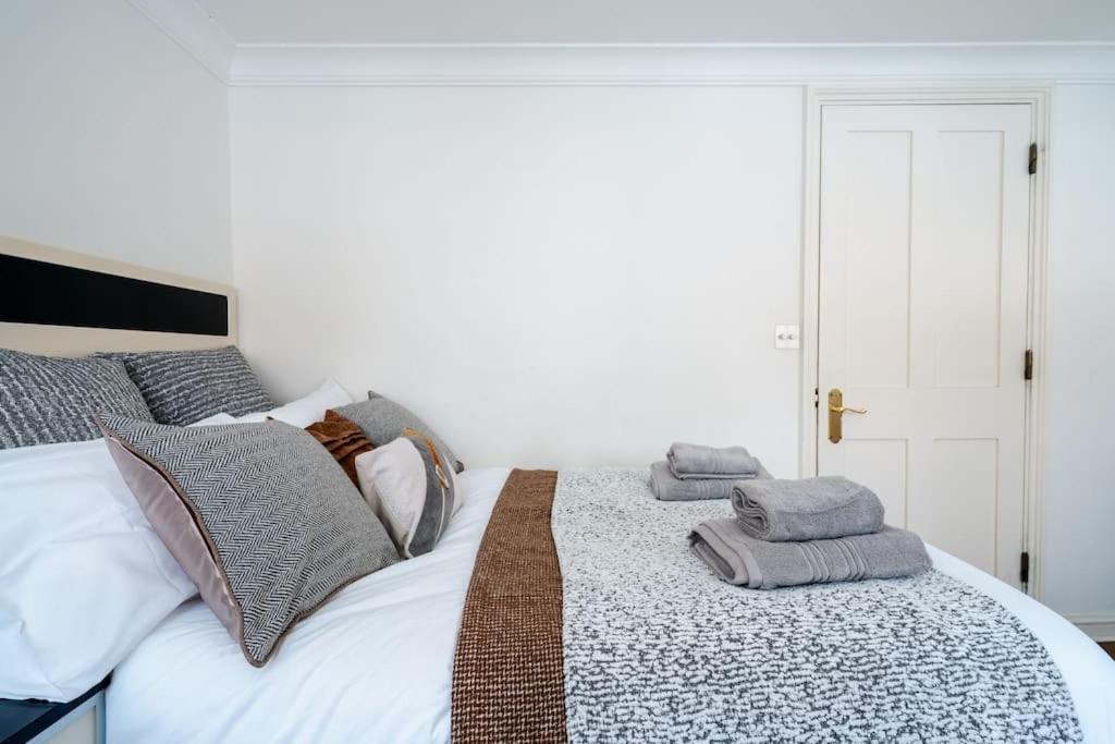 Villa Spacious, Bright & Cosy ~ Ideal Victoria Location! Londen