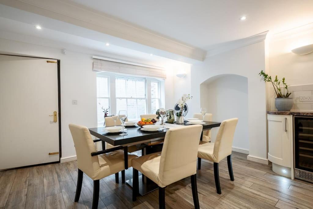 Villa Spacious, Bright & Cosy ~ Ideal Victoria Location! *