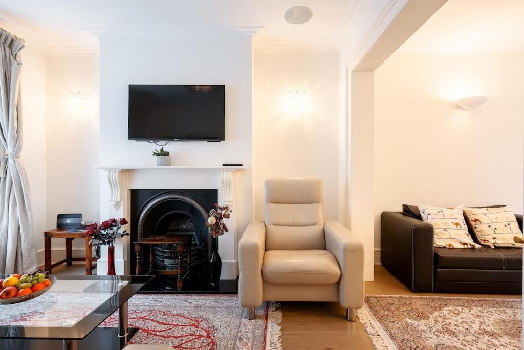 Villa Spacious, Bright & Cosy ~ Ideal Victoria Location! Londen