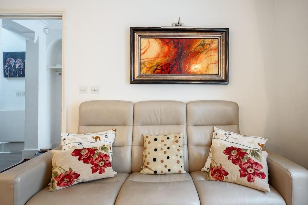 Villa Spacious, Bright & Cosy ~ Ideal Victoria Location!
