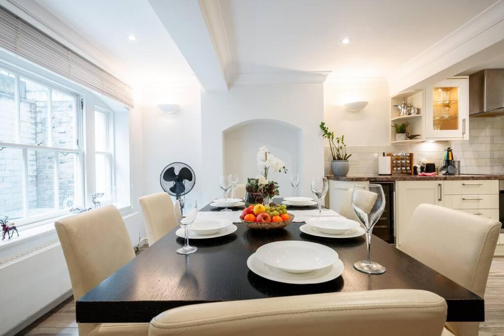 Spacious, Bright & Cosy ~ Ideal Victoria Location! Londen