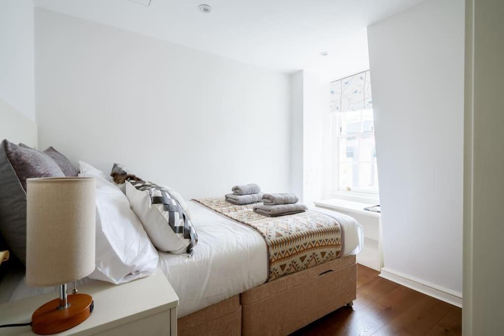 Spacious, Bright & Cosy ~ Ideal Victoria Location! Villa