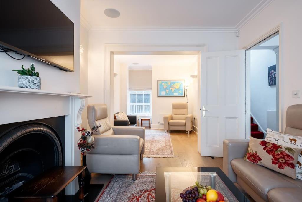 Spacious, Bright & Cosy ~ Ideal Victoria Location! *