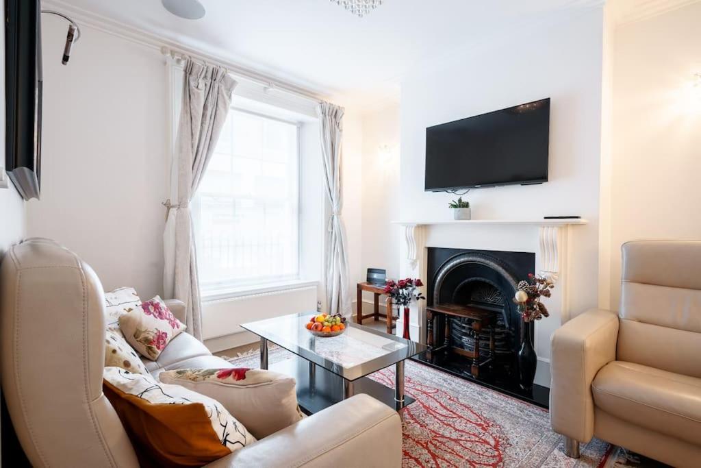 Villa Spacious, Bright & Cosy ~ Ideal Victoria Location!