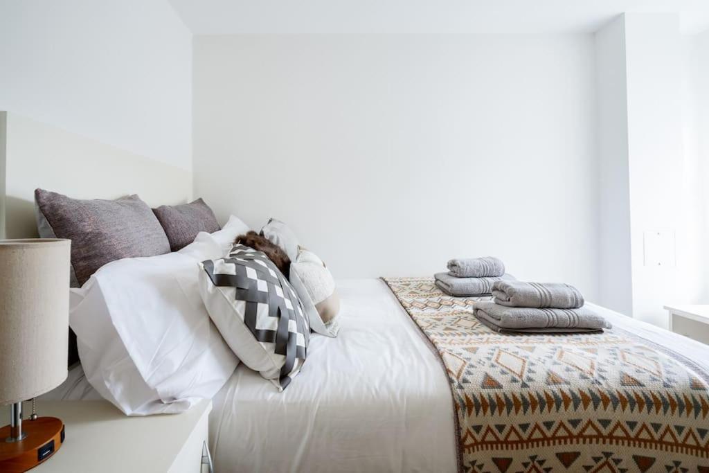 Spacious, Bright & Cosy ~ Ideal Victoria Location! Villa Londen