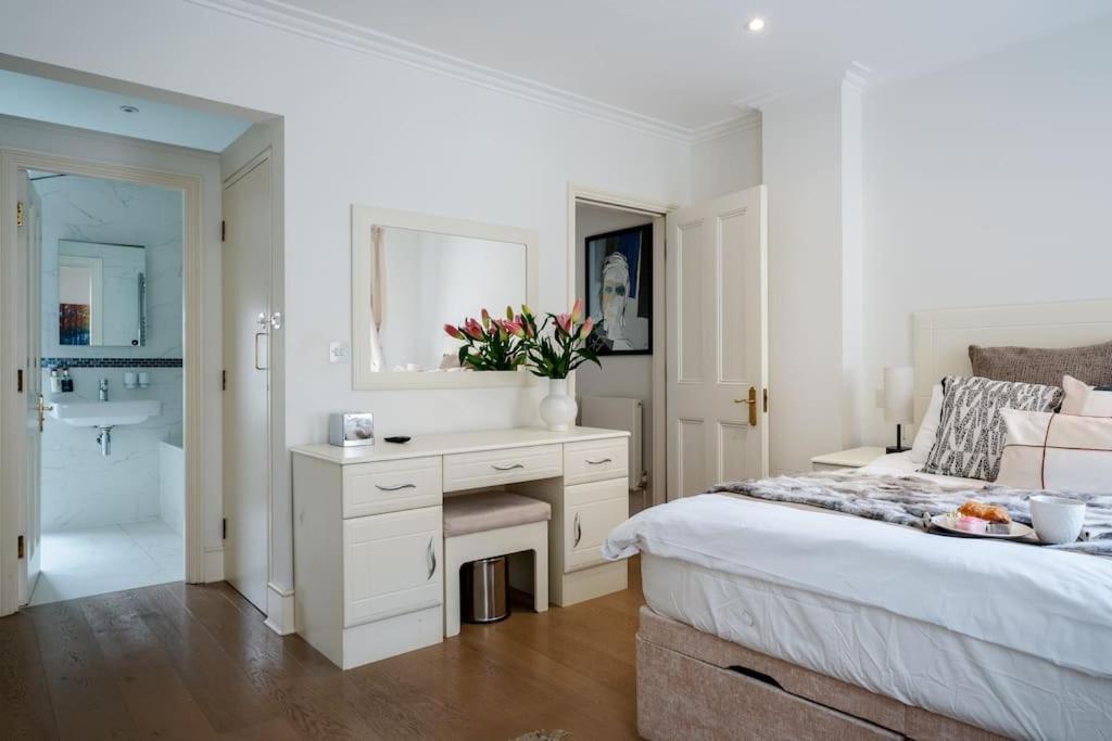Spacious, Bright & Cosy ~ Ideal Victoria Location! Londen