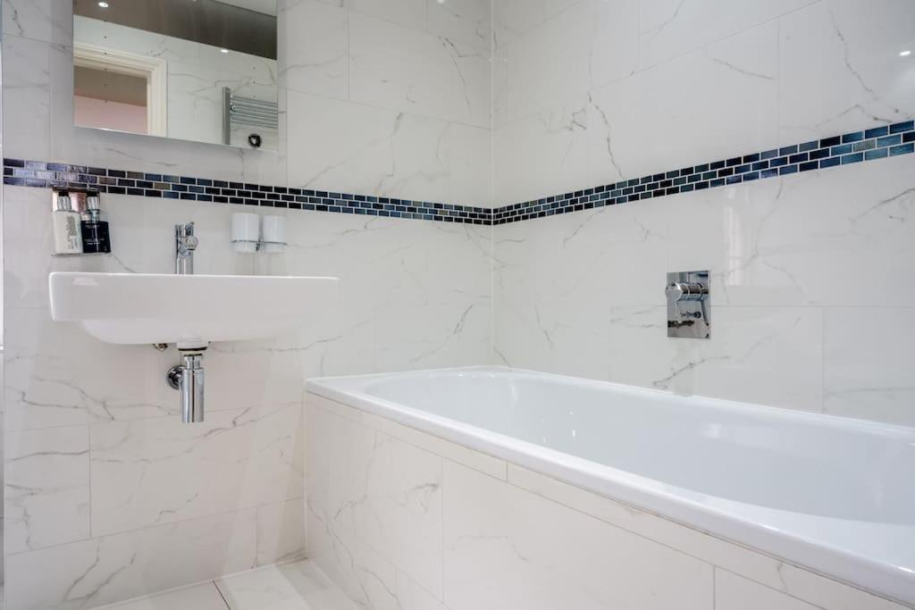 Spacious, Bright & Cosy ~ Ideal Victoria Location! Villa
