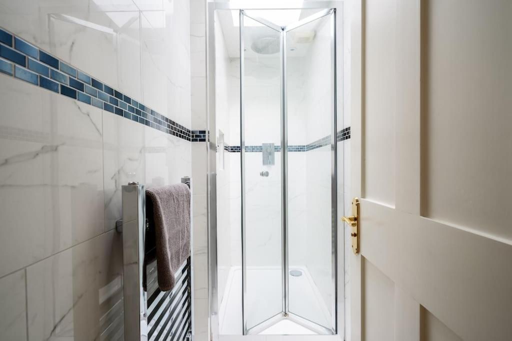 Villa Spacious, Bright & Cosy ~ Ideal Victoria Location! Londen