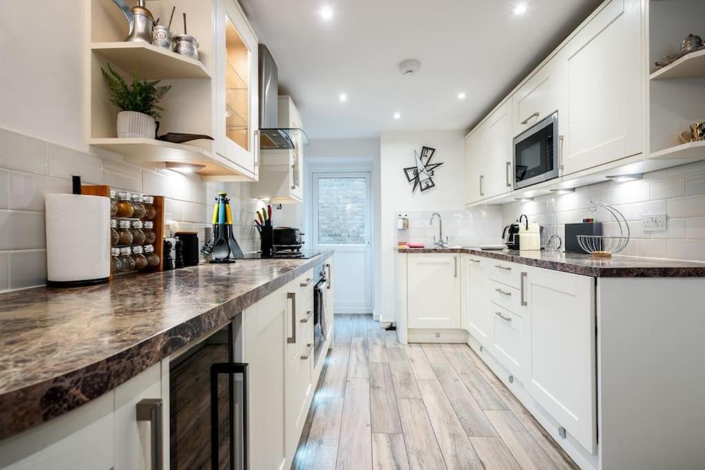 Spacious, Bright & Cosy ~ Ideal Victoria Location! Londen