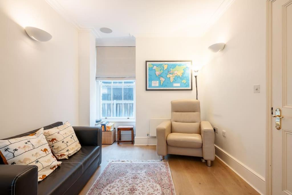 Spacious, Bright & Cosy ~ Ideal Victoria Location! Villa