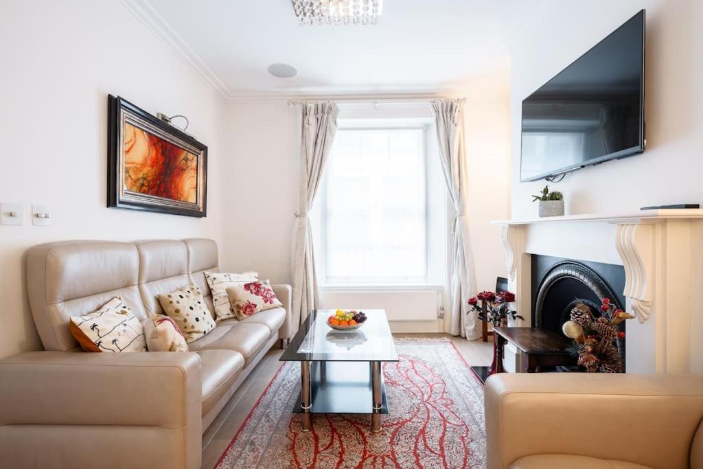 Spacious, Bright & Cosy ~ Ideal Victoria Location! *