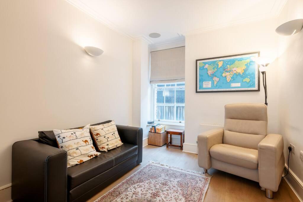 Spacious, Bright & Cosy ~ Ideal Victoria Location!
