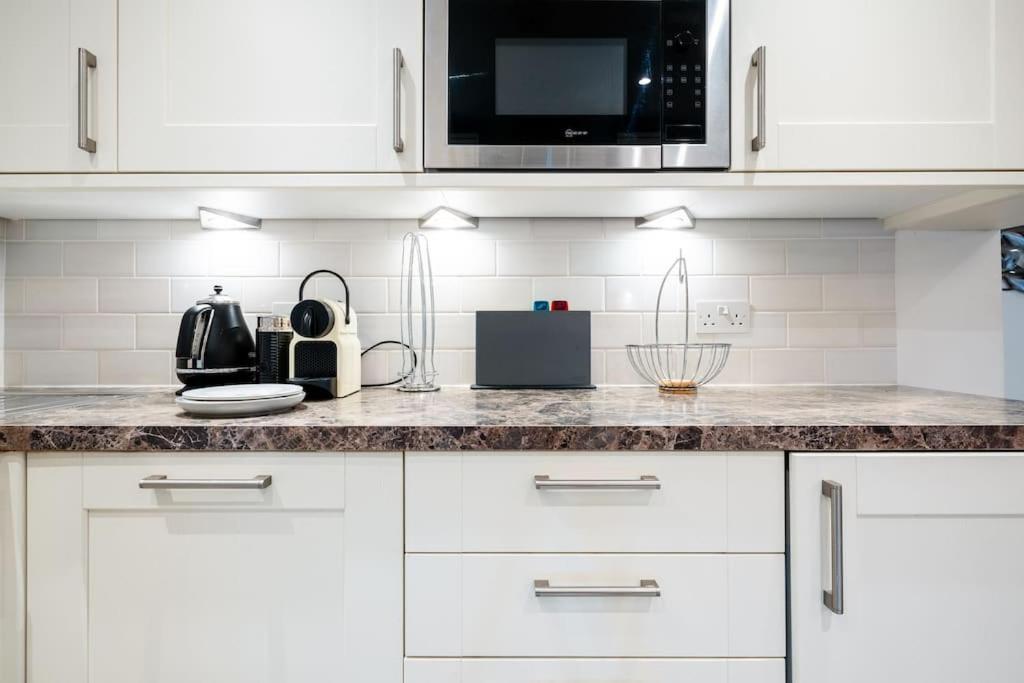 Spacious, Bright & Cosy ~ Ideal Victoria Location! Villa *