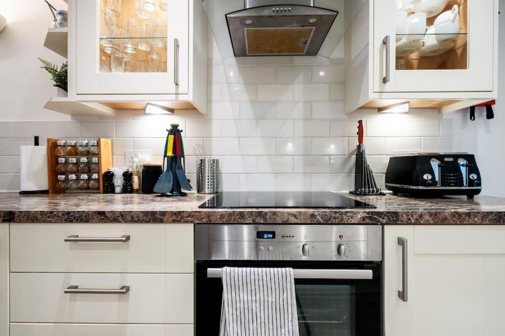 Spacious, Bright & Cosy ~ Ideal Victoria Location! * Londen