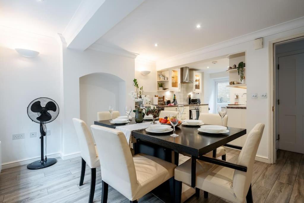 Villa Spacious, Bright & Cosy ~ Ideal Victoria Location!