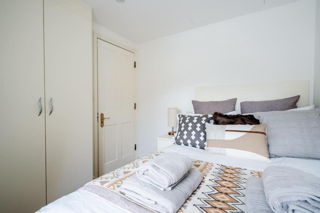 Spacious, Bright & Cosy ~ Ideal Victoria Location! Villa Londen