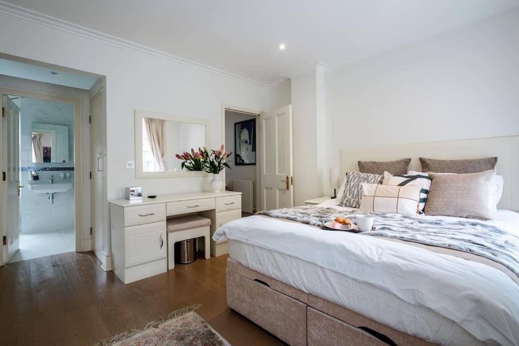 Spacious, Bright & Cosy ~ Ideal Victoria Location! Londen