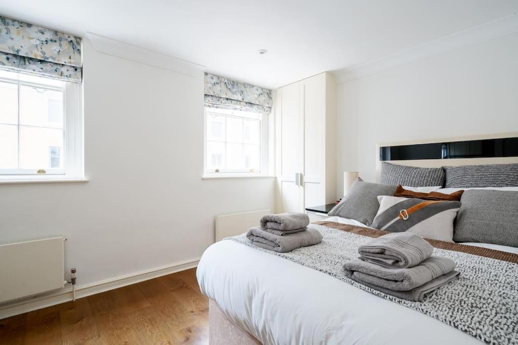 Spacious, Bright & Cosy ~ Ideal Victoria Location! Villa