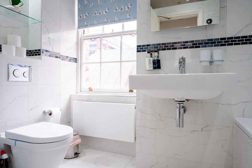 Spacious, Bright & Cosy ~ Ideal Victoria Location! Villa *