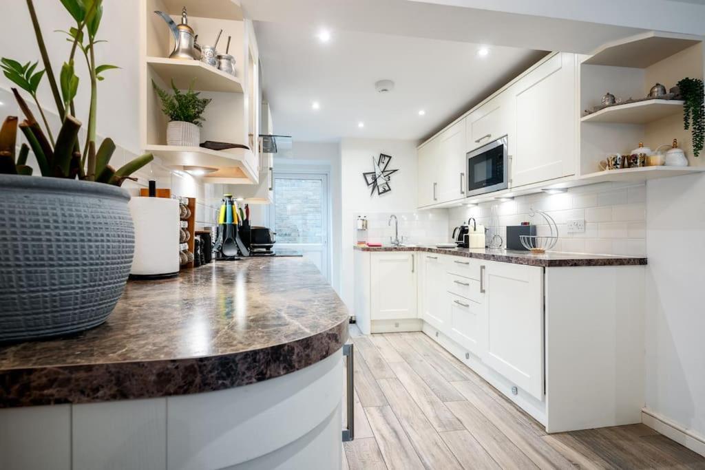 Spacious, Bright & Cosy ~ Ideal Victoria Location! Londen