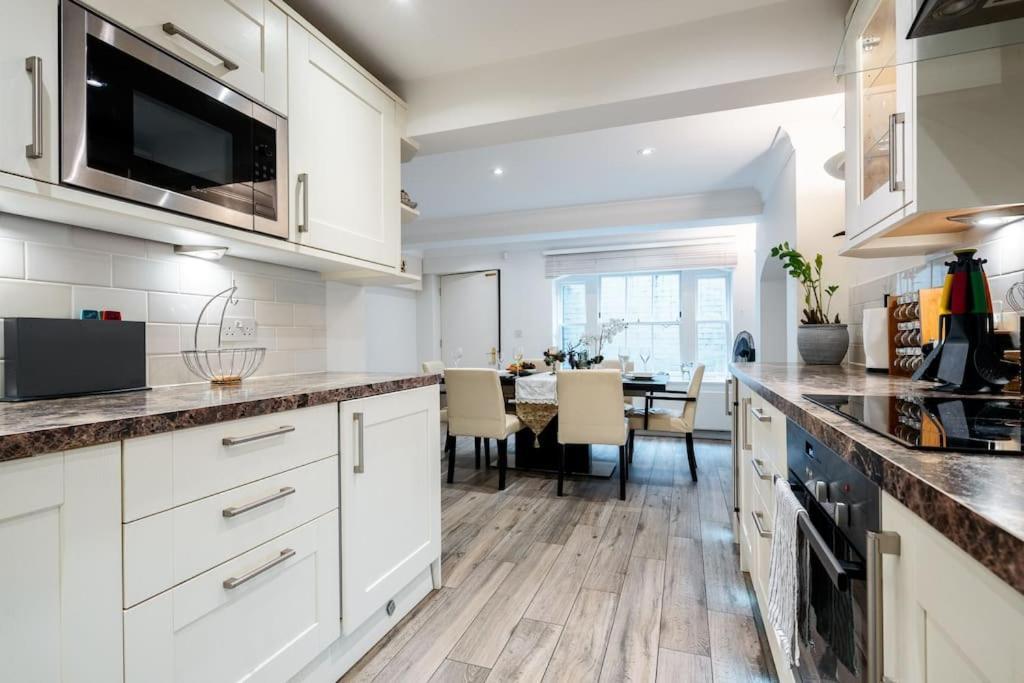 Villa Spacious, Bright & Cosy ~ Ideal Victoria Location! *
