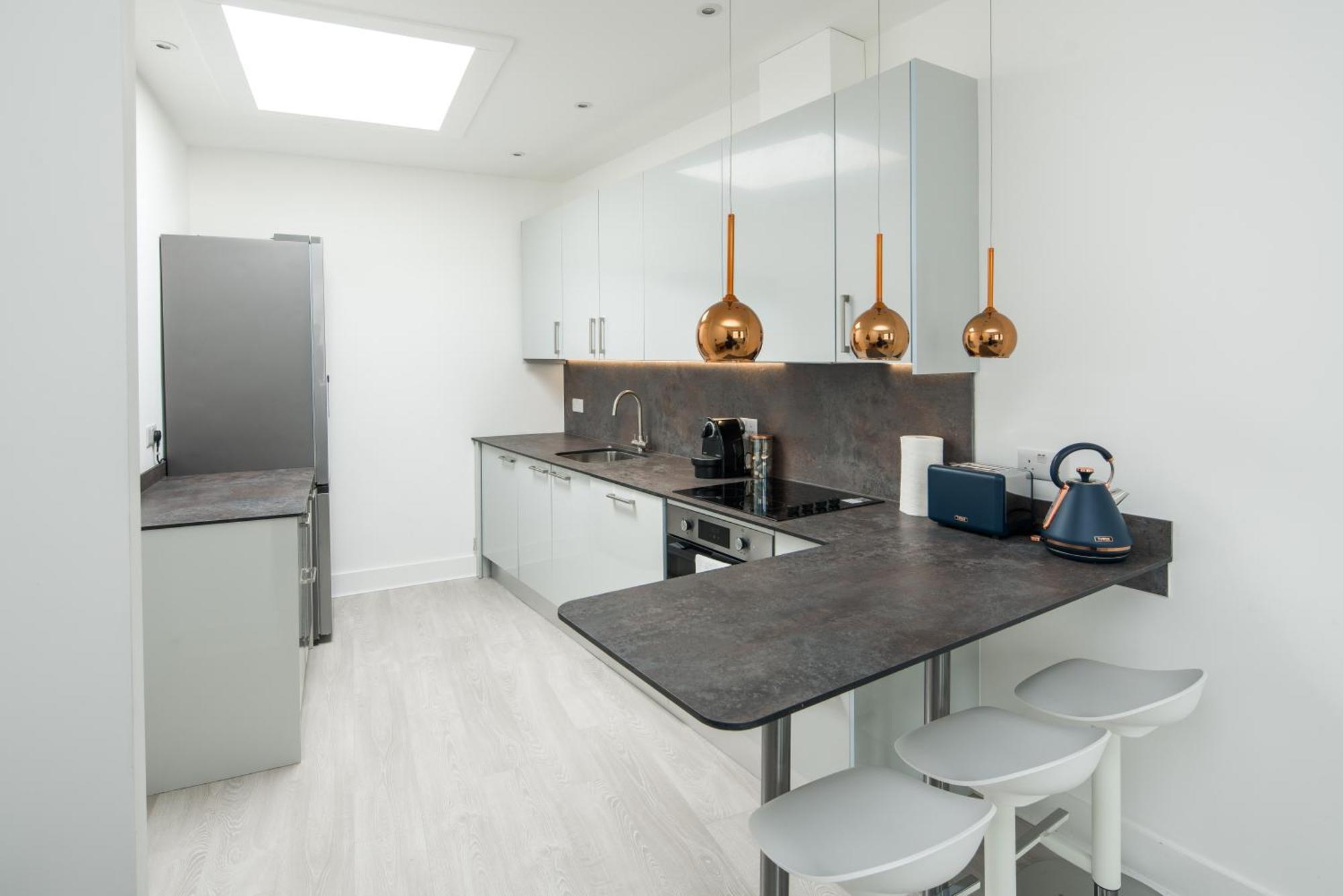 1 Bedroom Flat In Barons Court Apartment