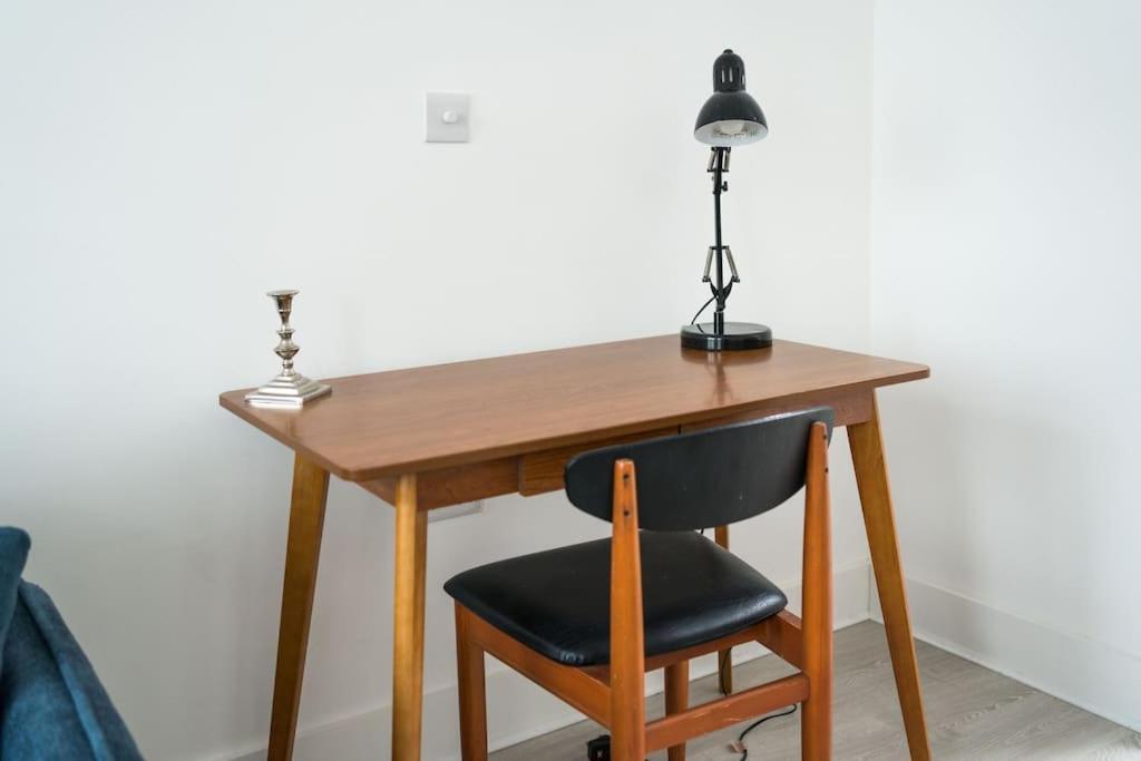 1 Bedroom Flat In Barons Court Apartment