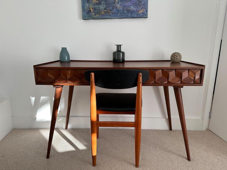1 Bedroom Flat In Barons Court Apartment *