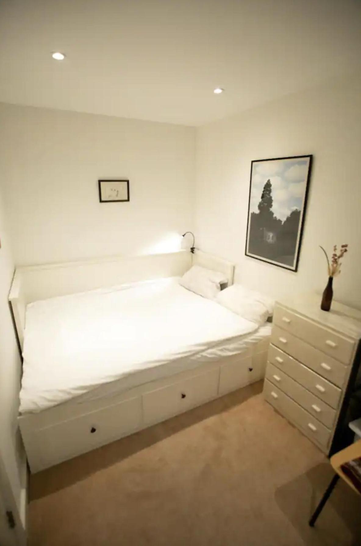 Bedroom & Dedicated Workspace In Spacious Flat