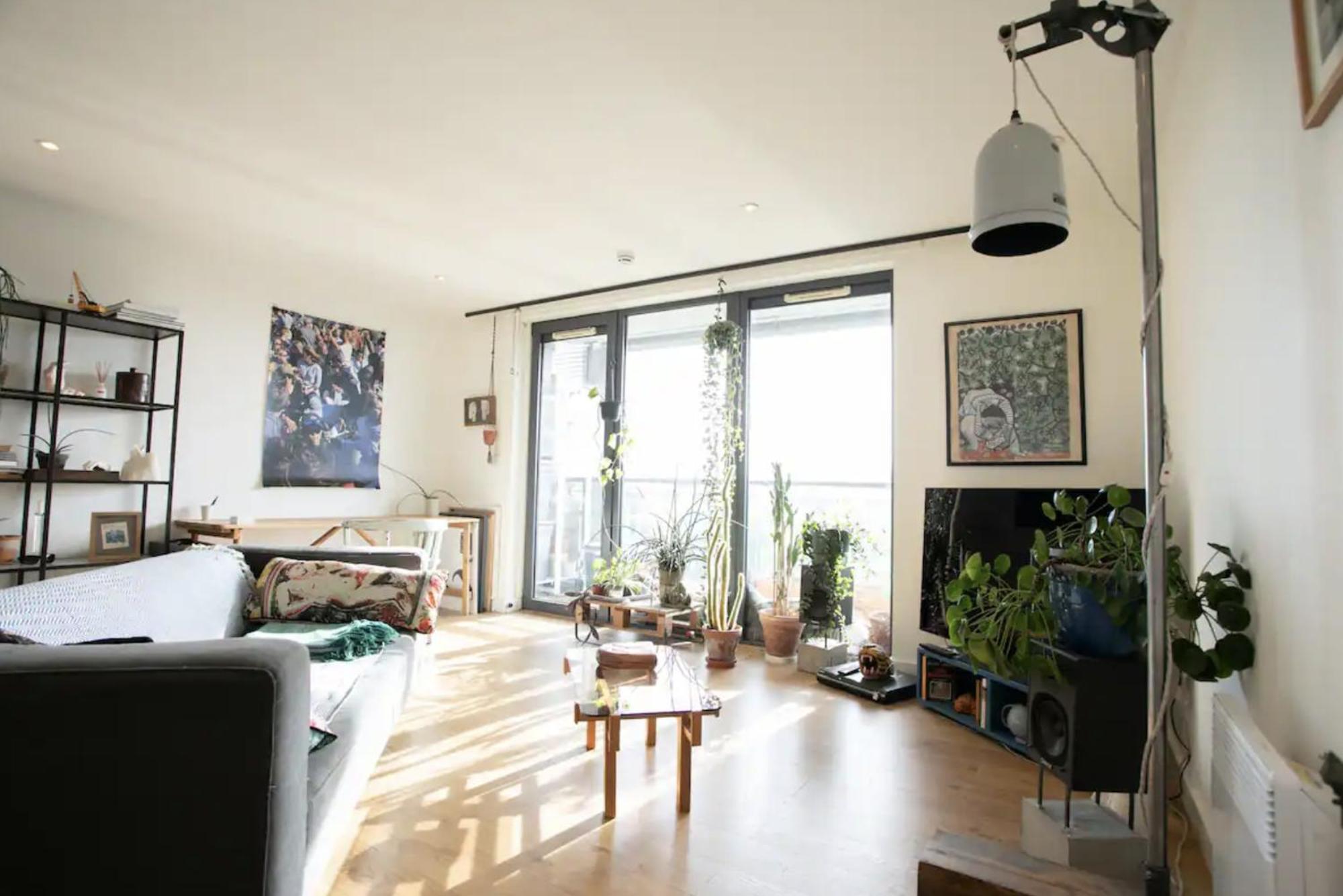 Homestay Bedroom & Dedicated Workspace In Spacious Flat