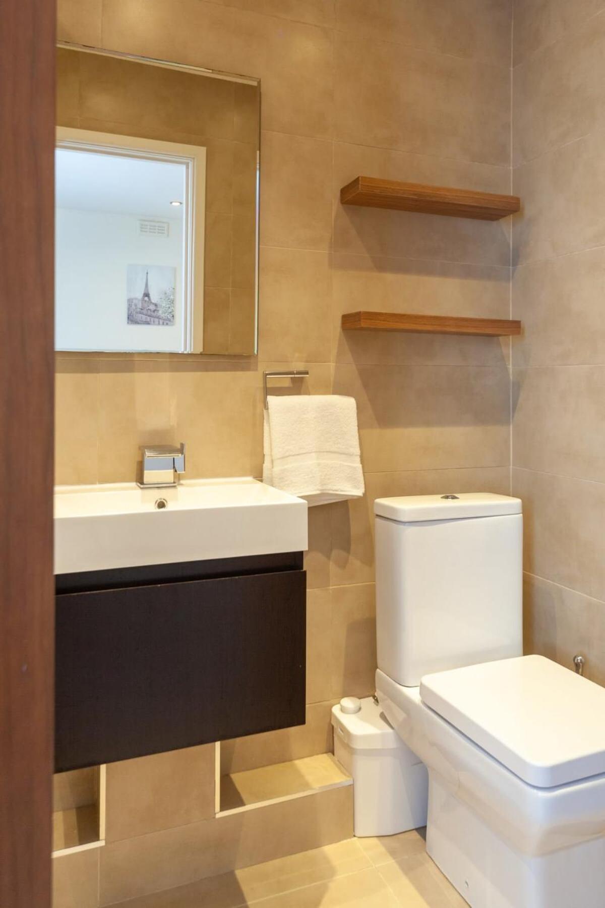 Spacious 2 Bedroom Maisonette In Stratford * Londen