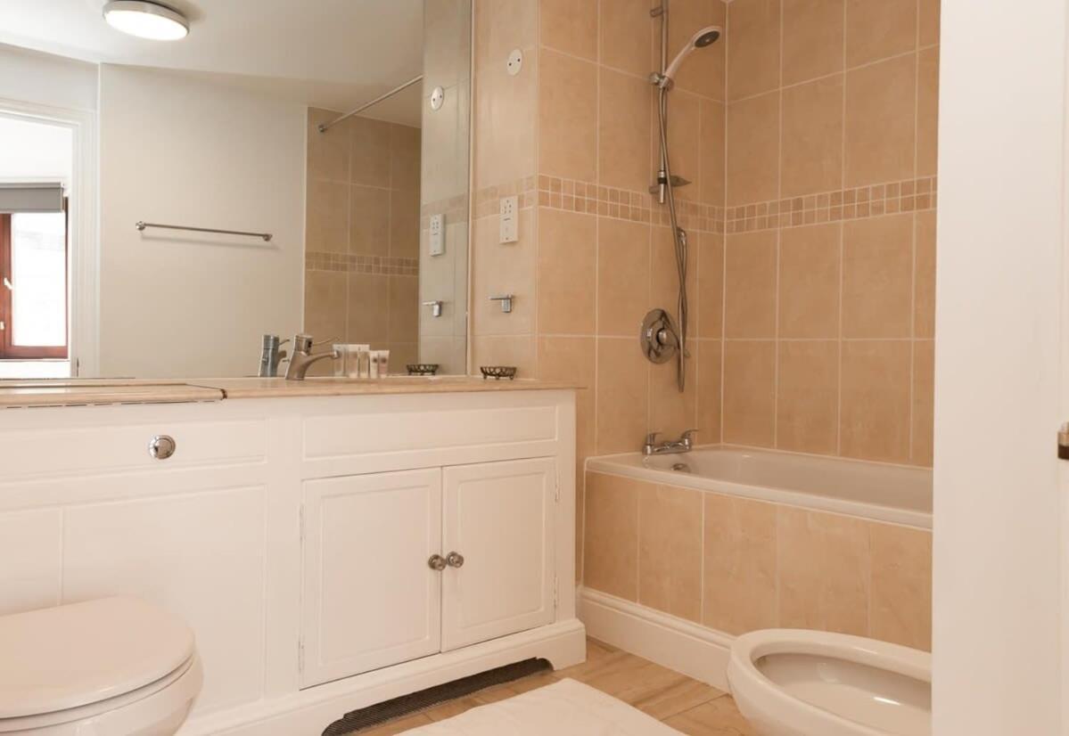 Spacious 1 Bed Mayfair With Balcony * Londen