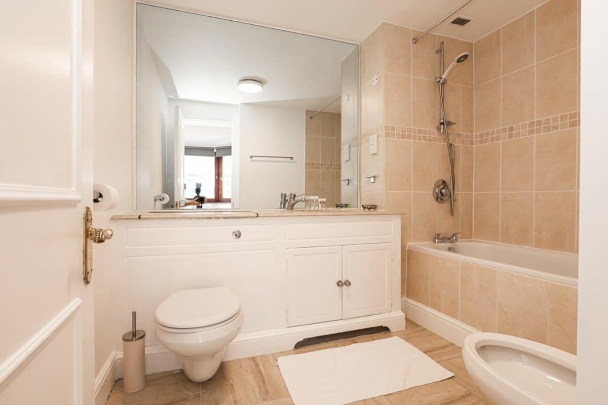 Appartement Spacious 1 Bed Mayfair With Balcony Londen