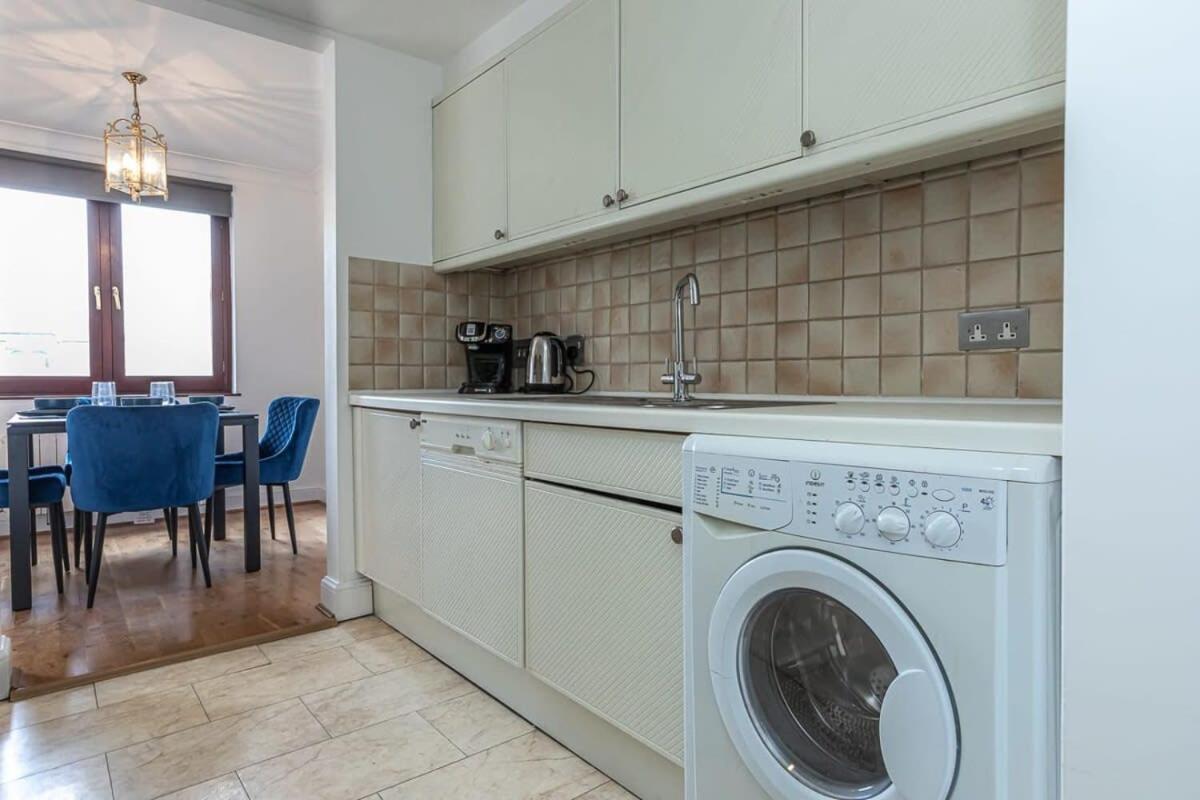 Spacious 1 Bed Mayfair With Balcony * Londen