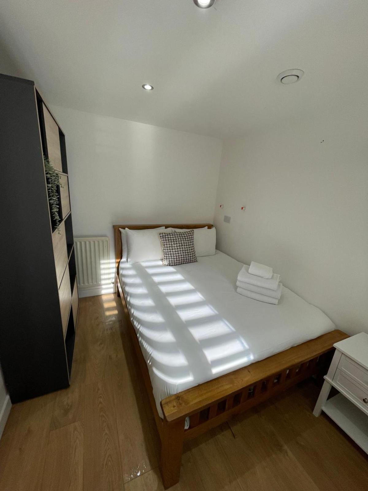 Apartment Lovely 3 Bedroom House Short Term & Flexible Renting Limehouse With Private Parking And Garden!