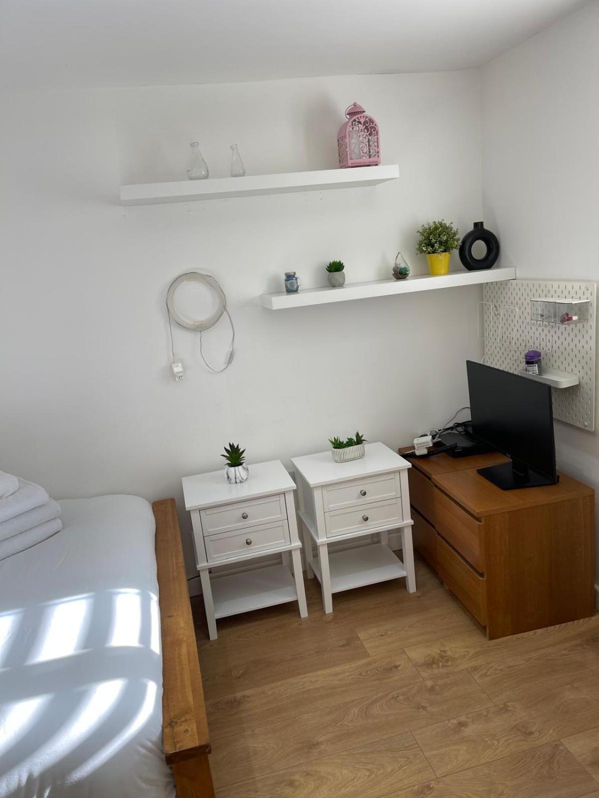 Apartment Lovely 3 Bedroom House Short Term & Flexible Renting Limehouse With Private Parking And Garden! London
